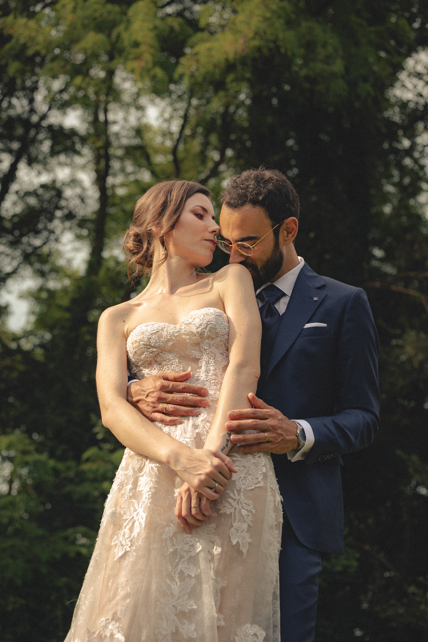 Anna e Davide abbracciati nel verde, ritratto di coppia a colori