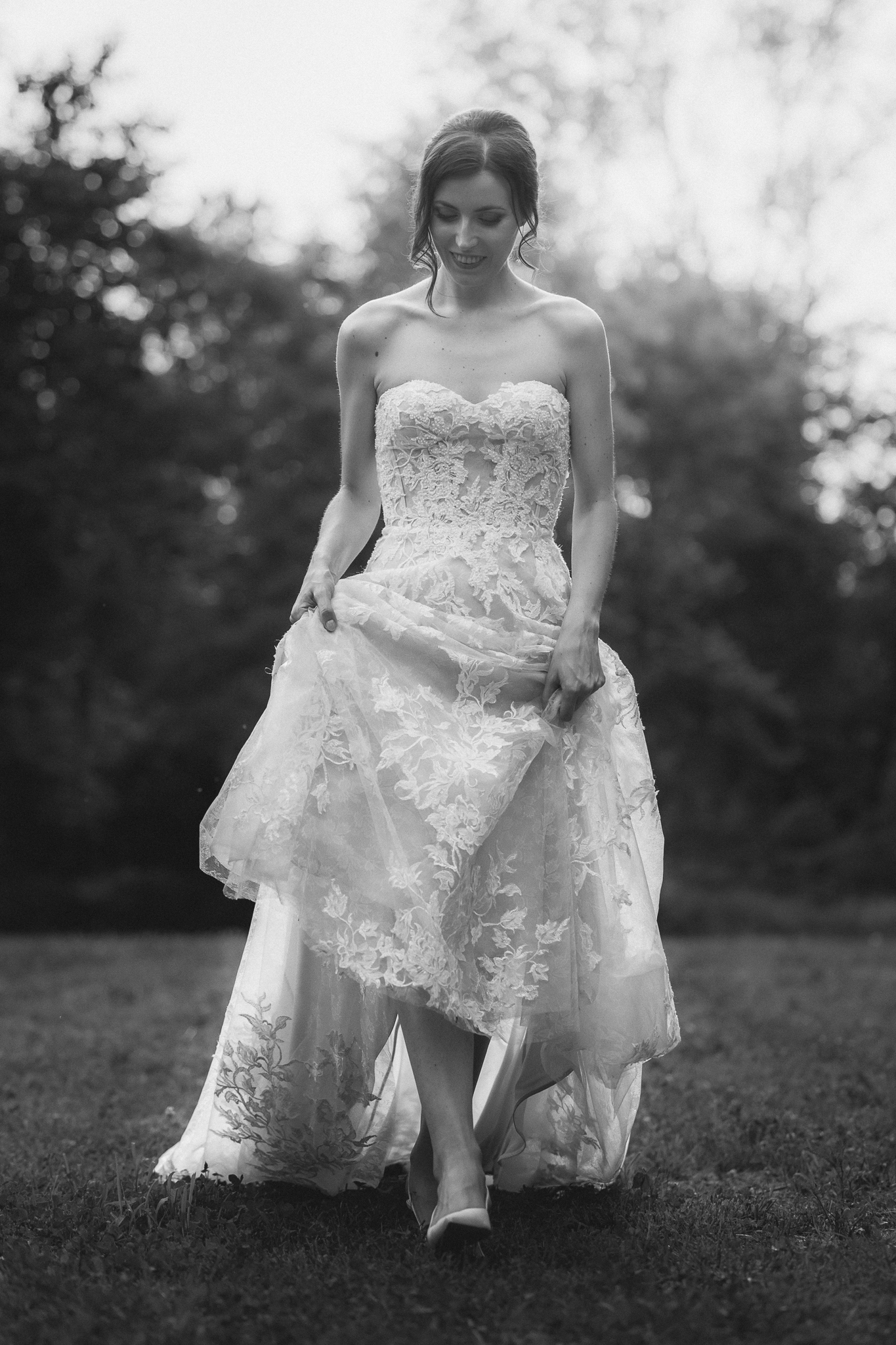 Anna cammina nel prato, ritratto della sposa in bianco e nero
