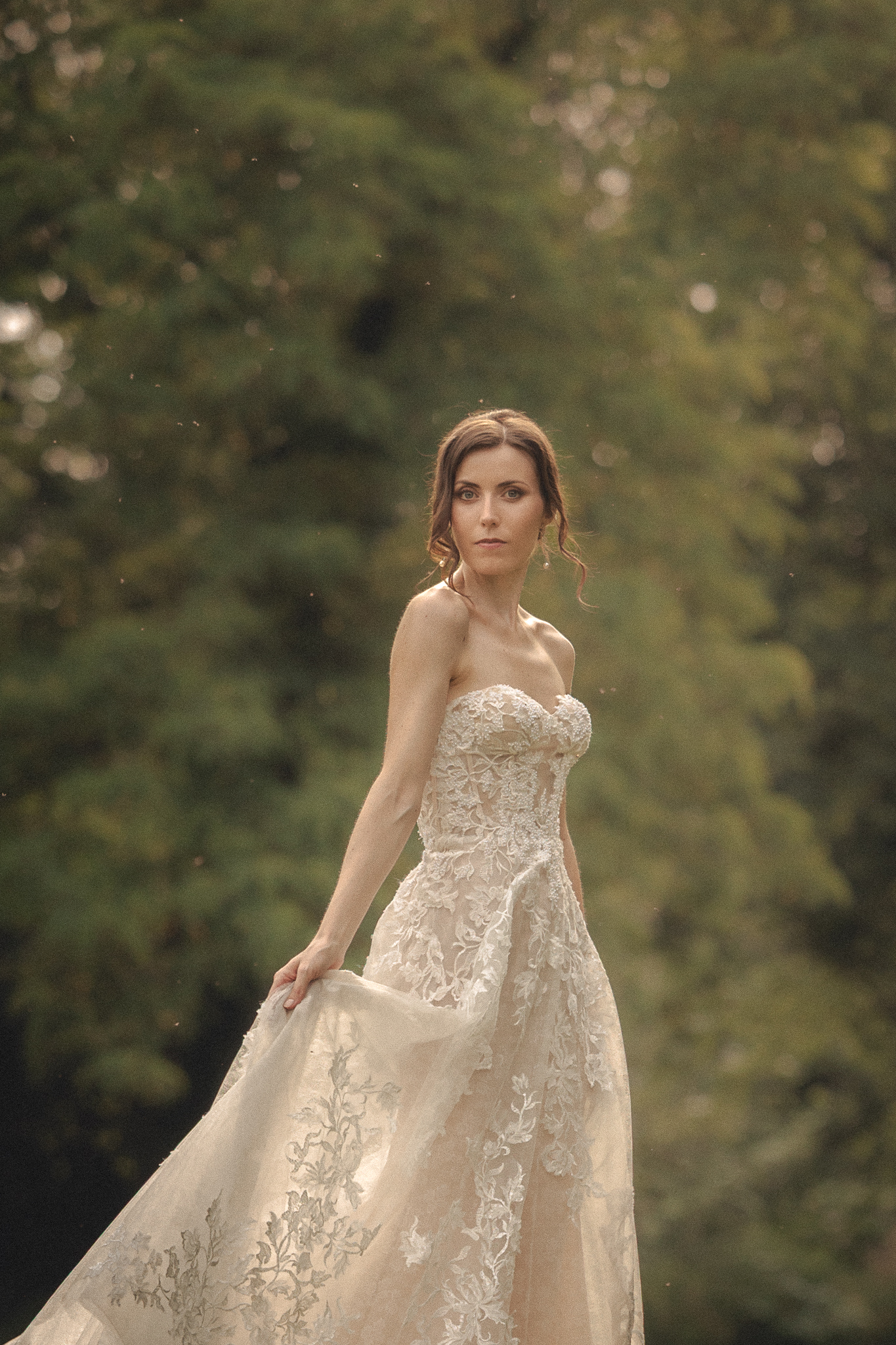 Ritratto della sposa nel verde con l’abito in pizzo