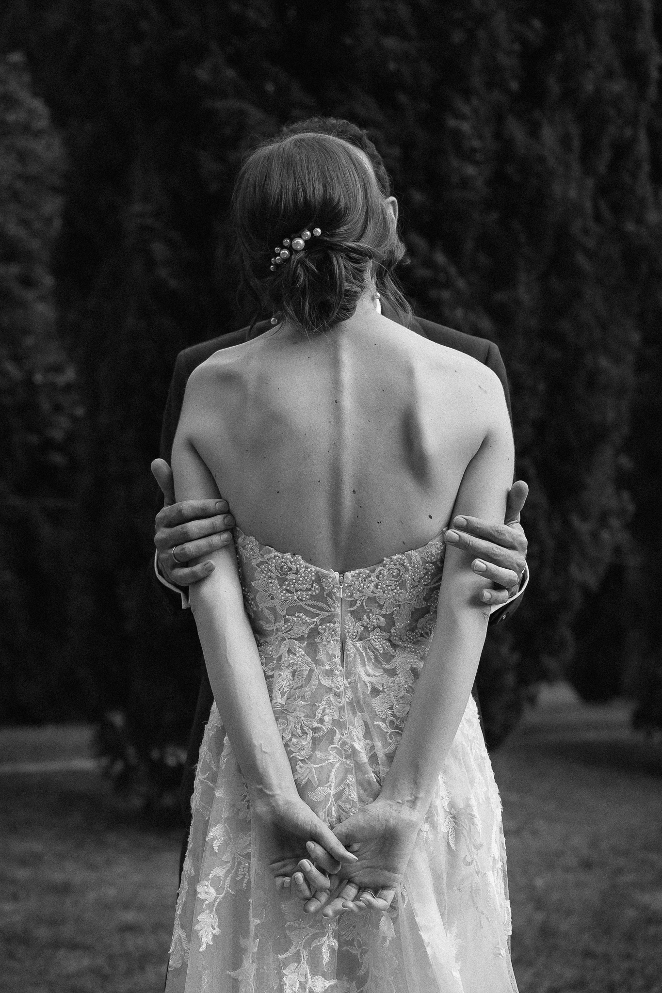 Le mani di Davide sulle spalle di Anna, in bianco e nero