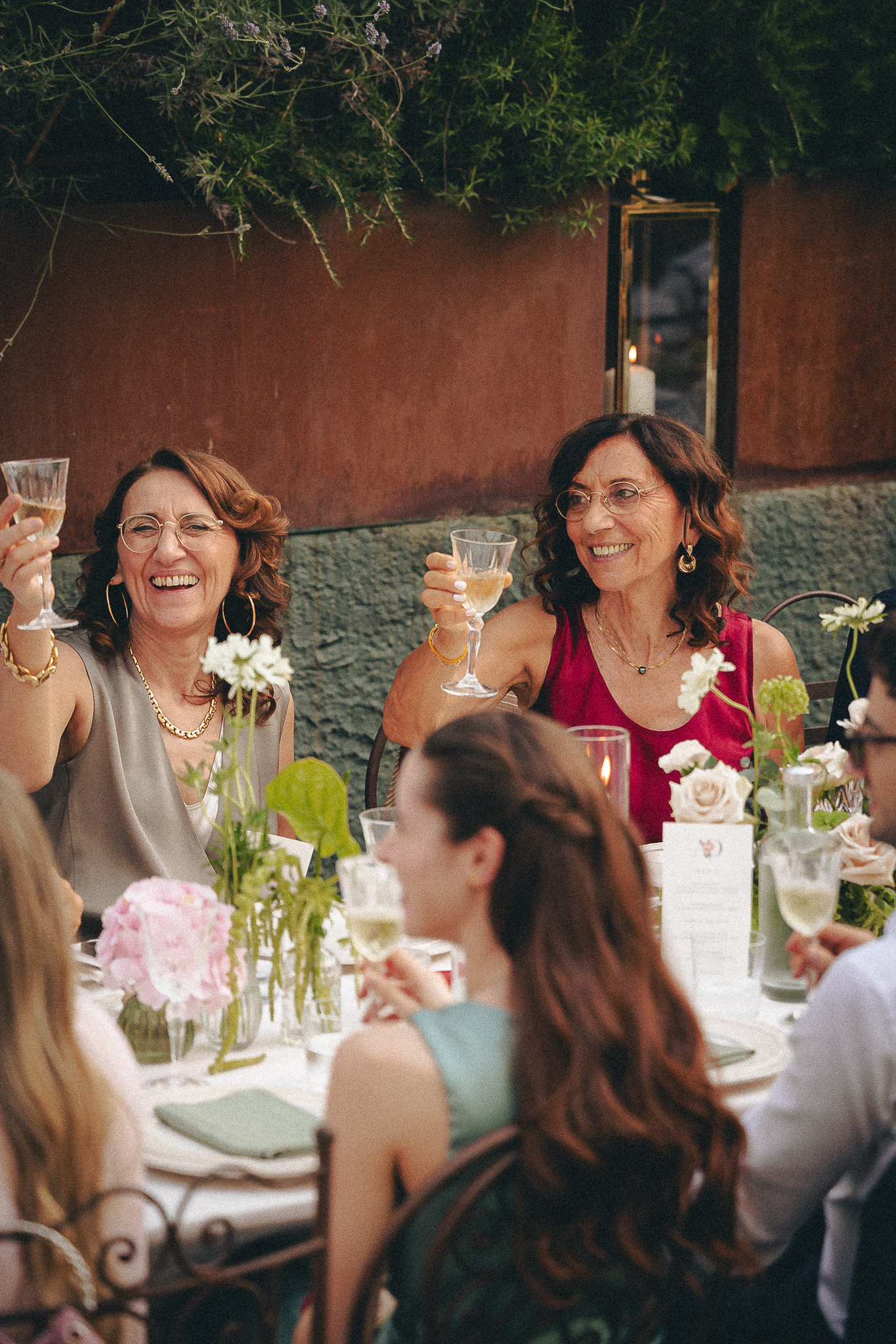 Invitate sorridenti a tavola durante il ricevimento da Herbs