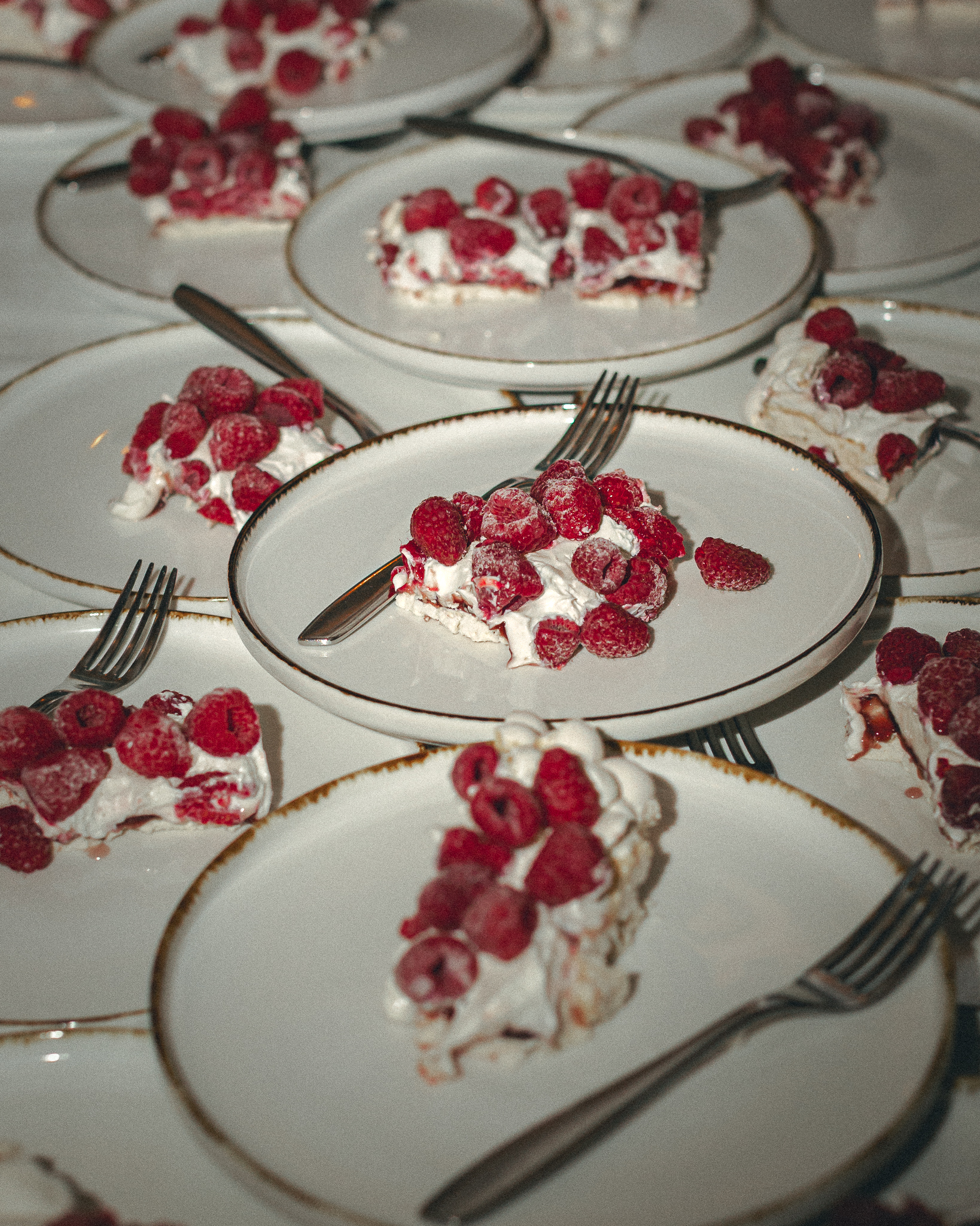 Fette di torta nuziale con frutti rossi