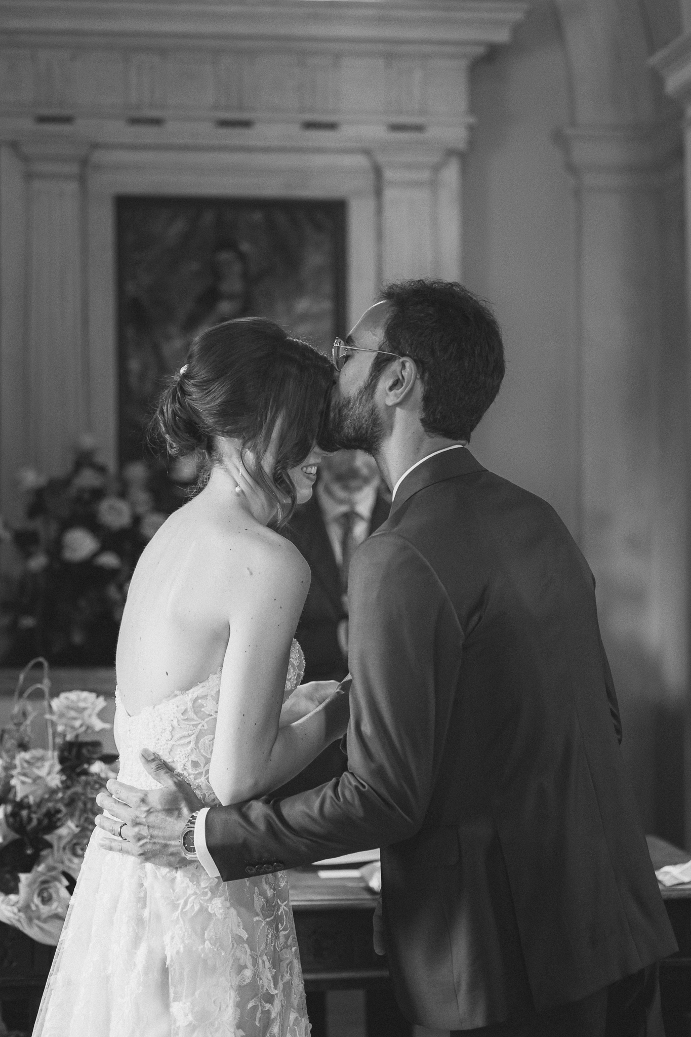 Il bacio degli sposi durante la cerimonia, in bianco e nero