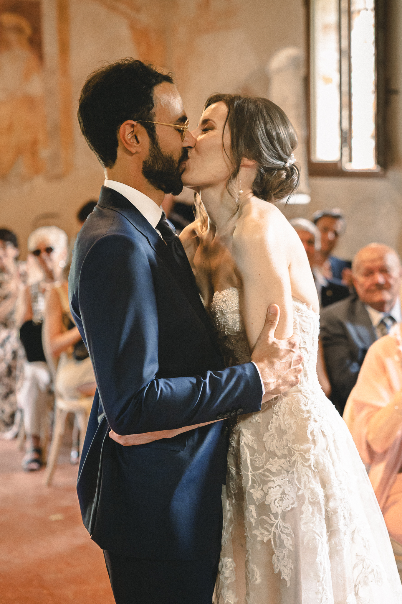 Anna e Davide si baciano all’altare davanti agli invitati