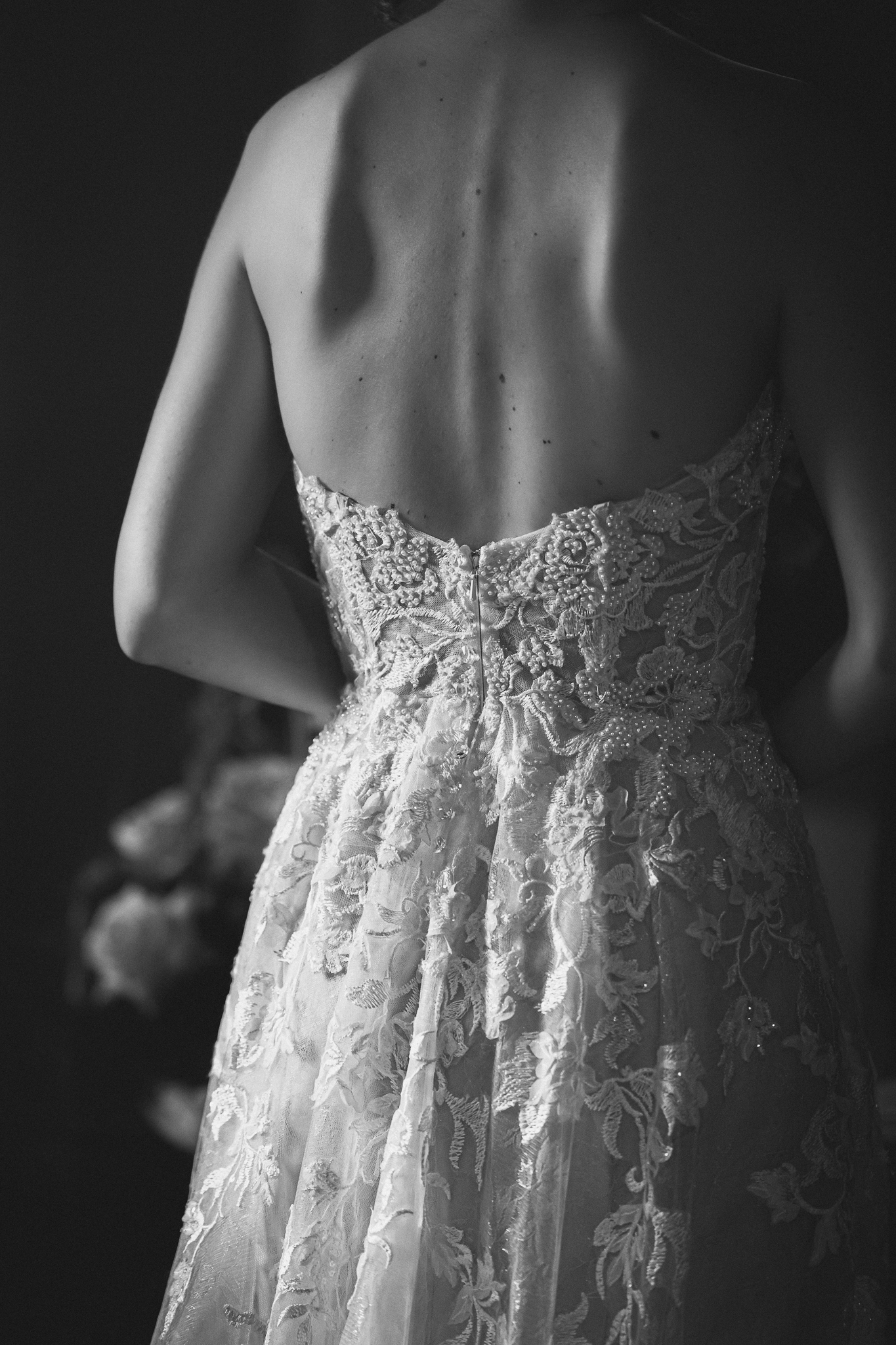 Dettaglio della schiena dell’abito da sposa in pizzo