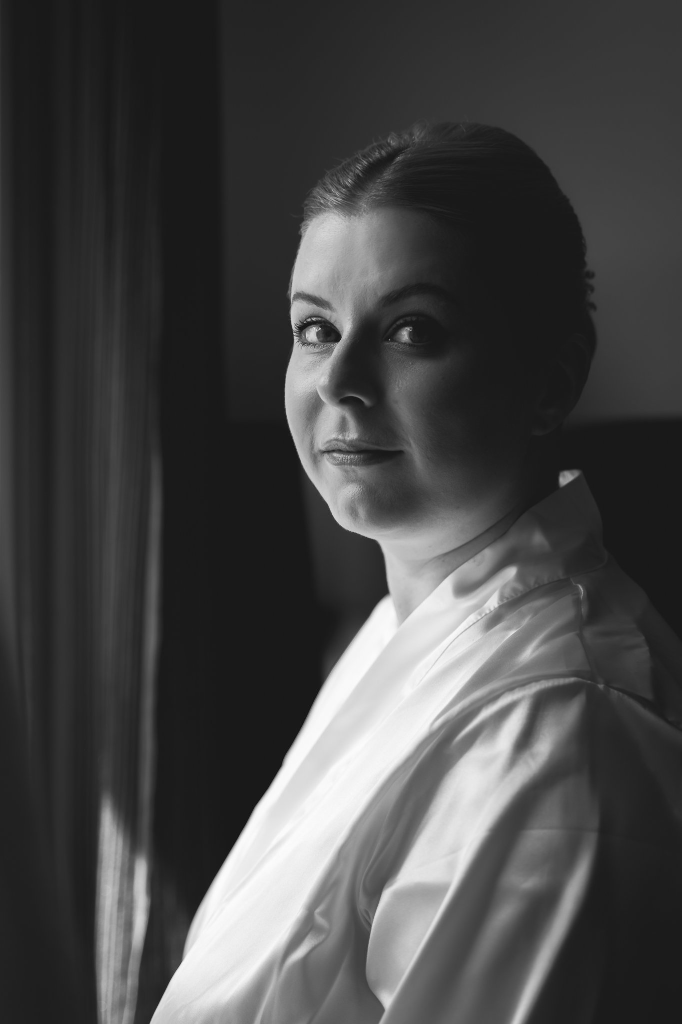 Ritratto in bianco e nero di Edel alla finestra, prima di vestirsi