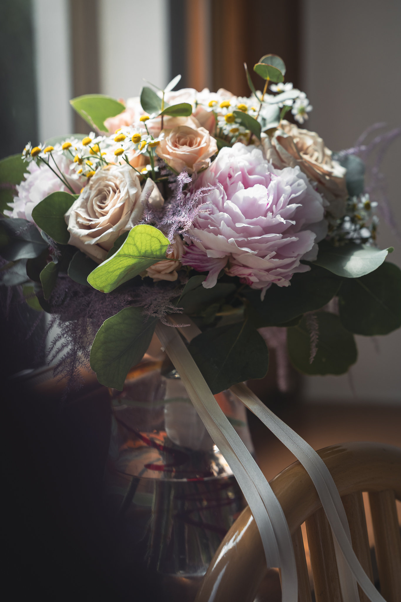 Il bouquet di Edel, fiori bianchi e rosa legati con il nastro