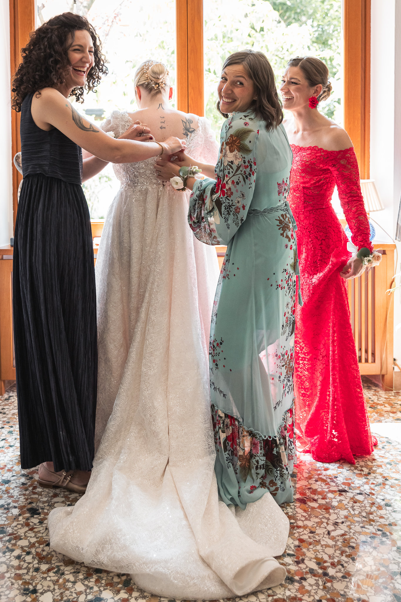 Le damigelle aiutano Edel ad allacciare l'abito da sposa