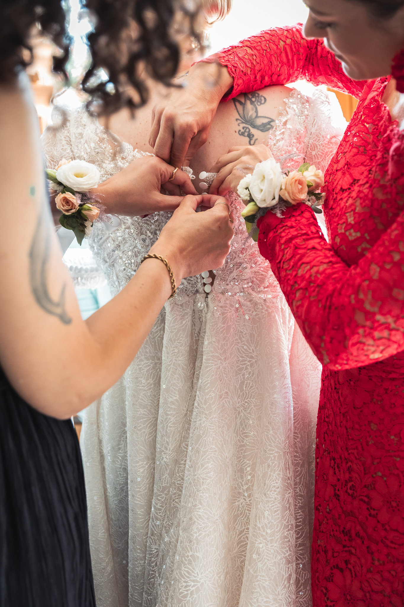 Dettaglio delle mani mentre chiudono il bracciale della sposa