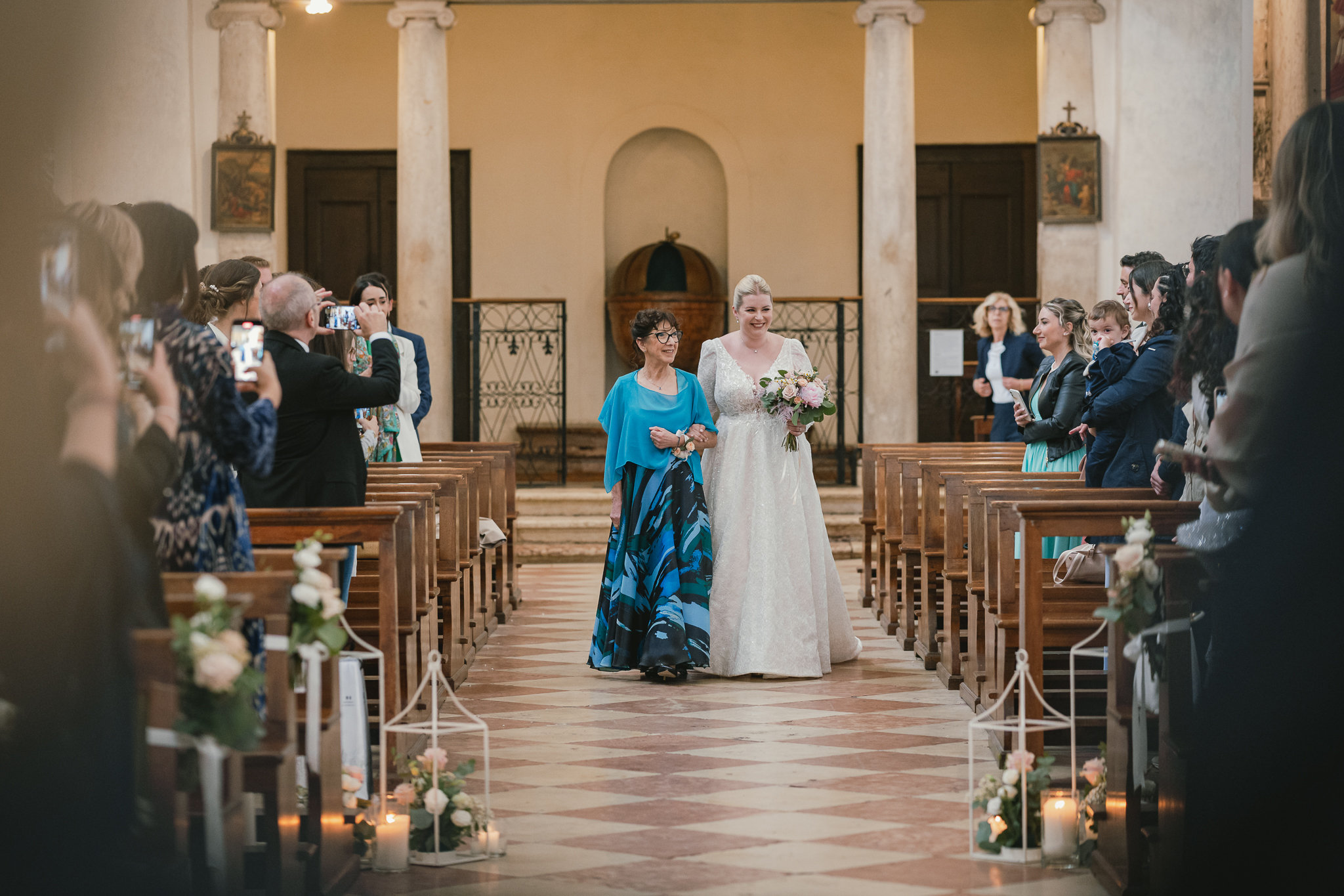 Edel entra in chiesa accompagnata lungo la navata centrale