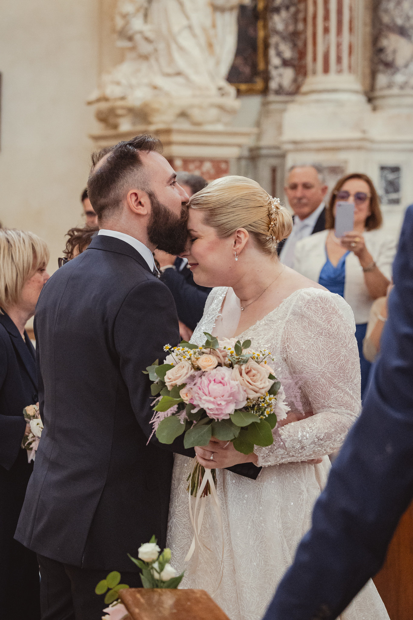 Salvatore bacia la fronte di Edel appena raggiunto l'altare