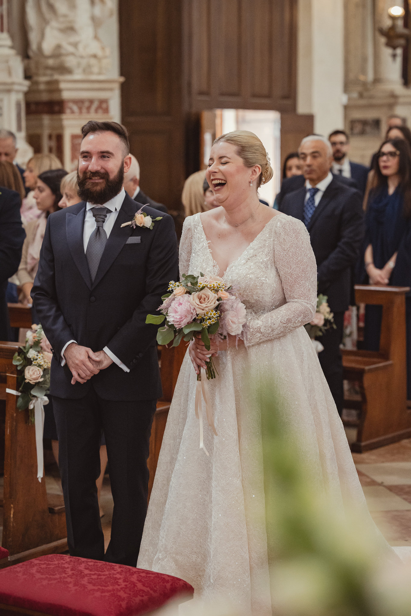 Gli sposi ridono insieme durante la cerimonia