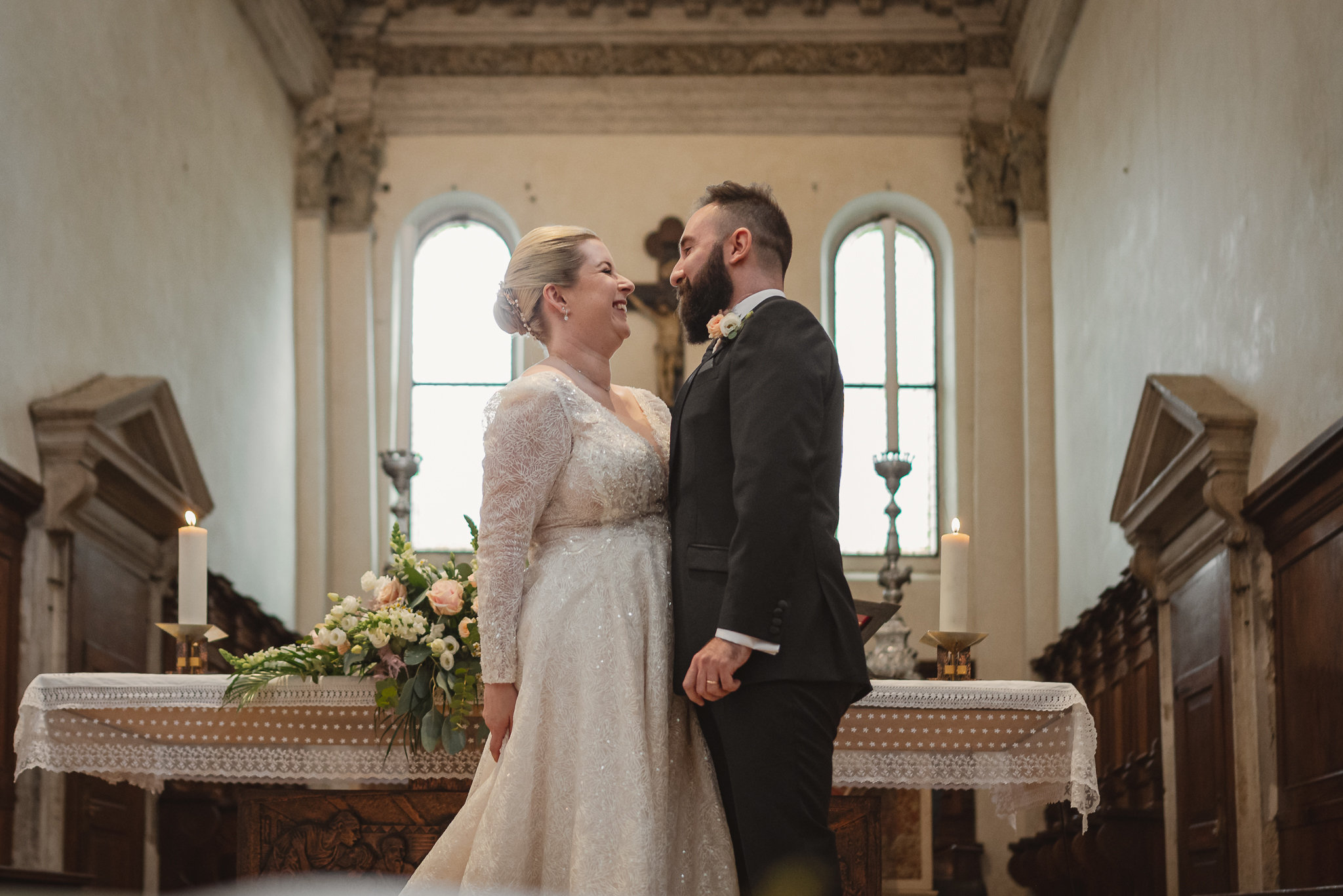 Il bacio di Edel e Salvatore all'altare della chiesa di Santa Maria Assunta in Colle, a Bassano del Grappa
