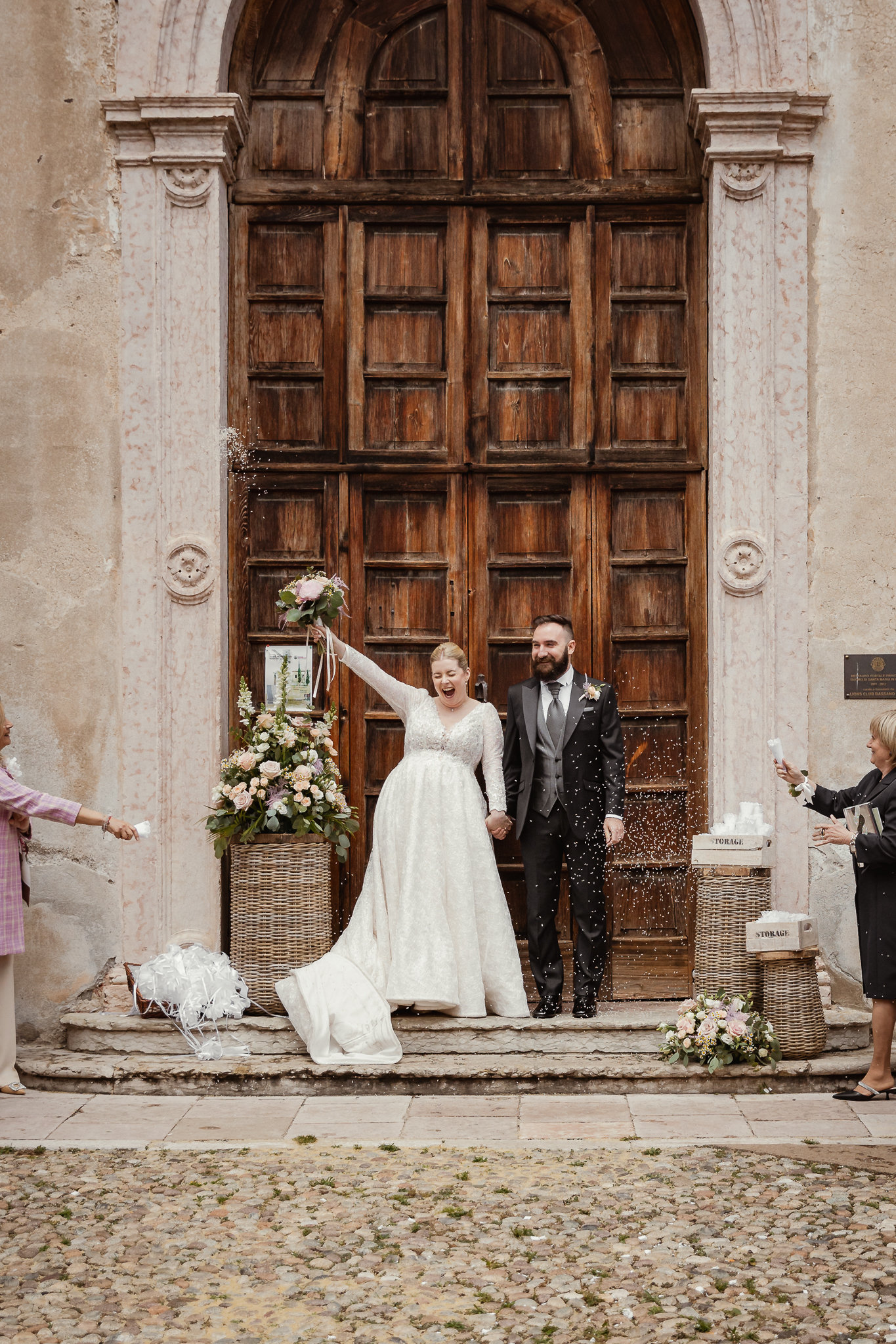 Gli sposi escono dalla chiesa sotto una pioggia di riso