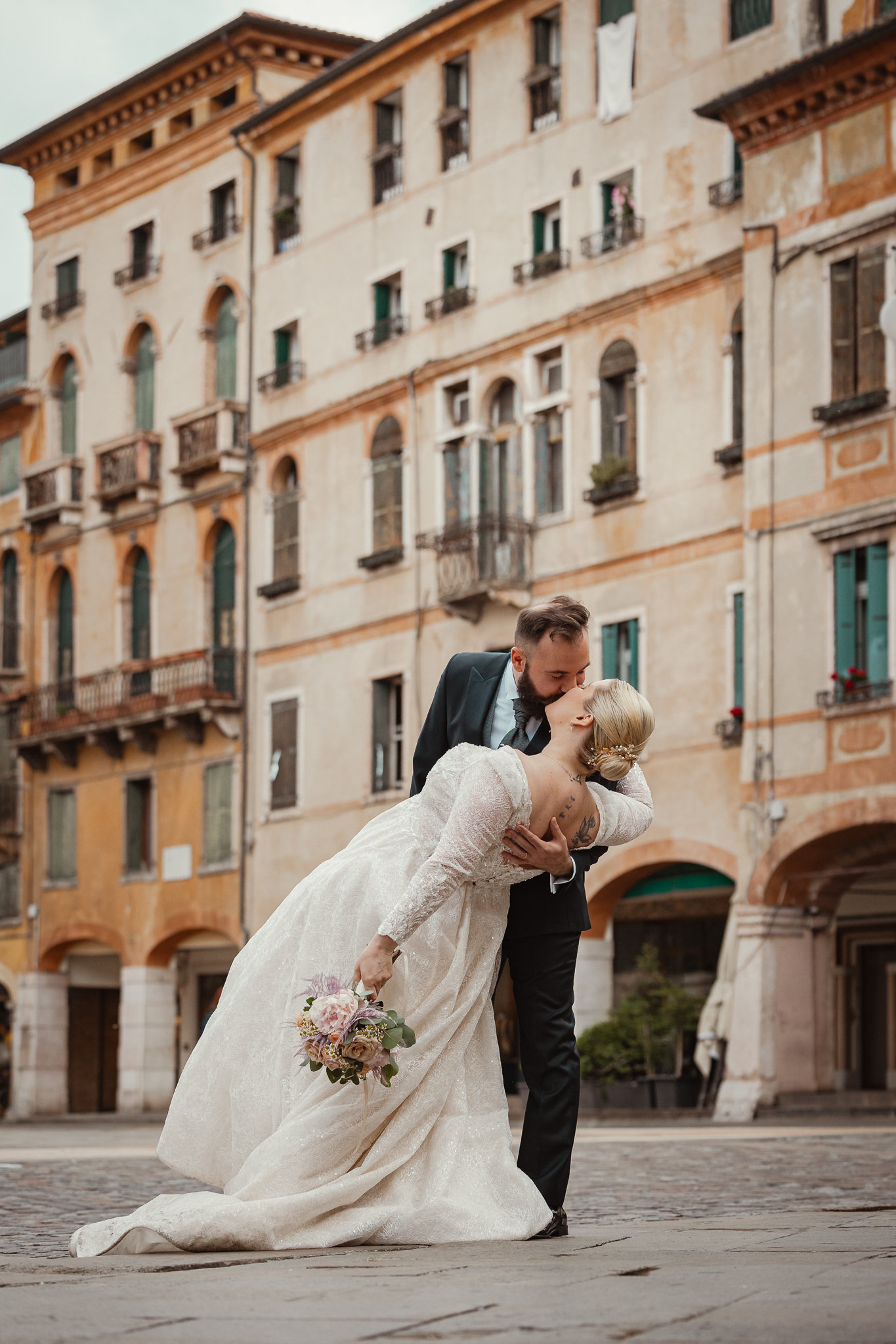 Un momento romantico in piazza, tra i palazzi storici della città