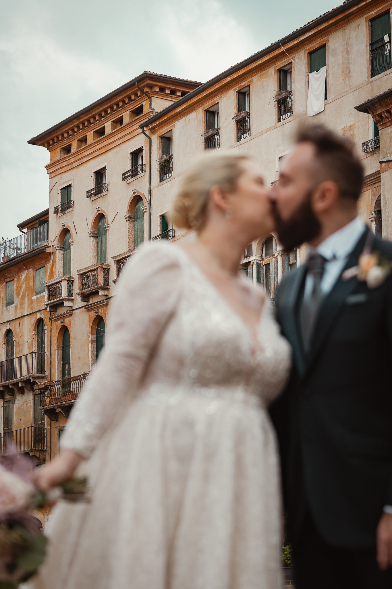 Il bacio degli sposi in mezzo alla piazza