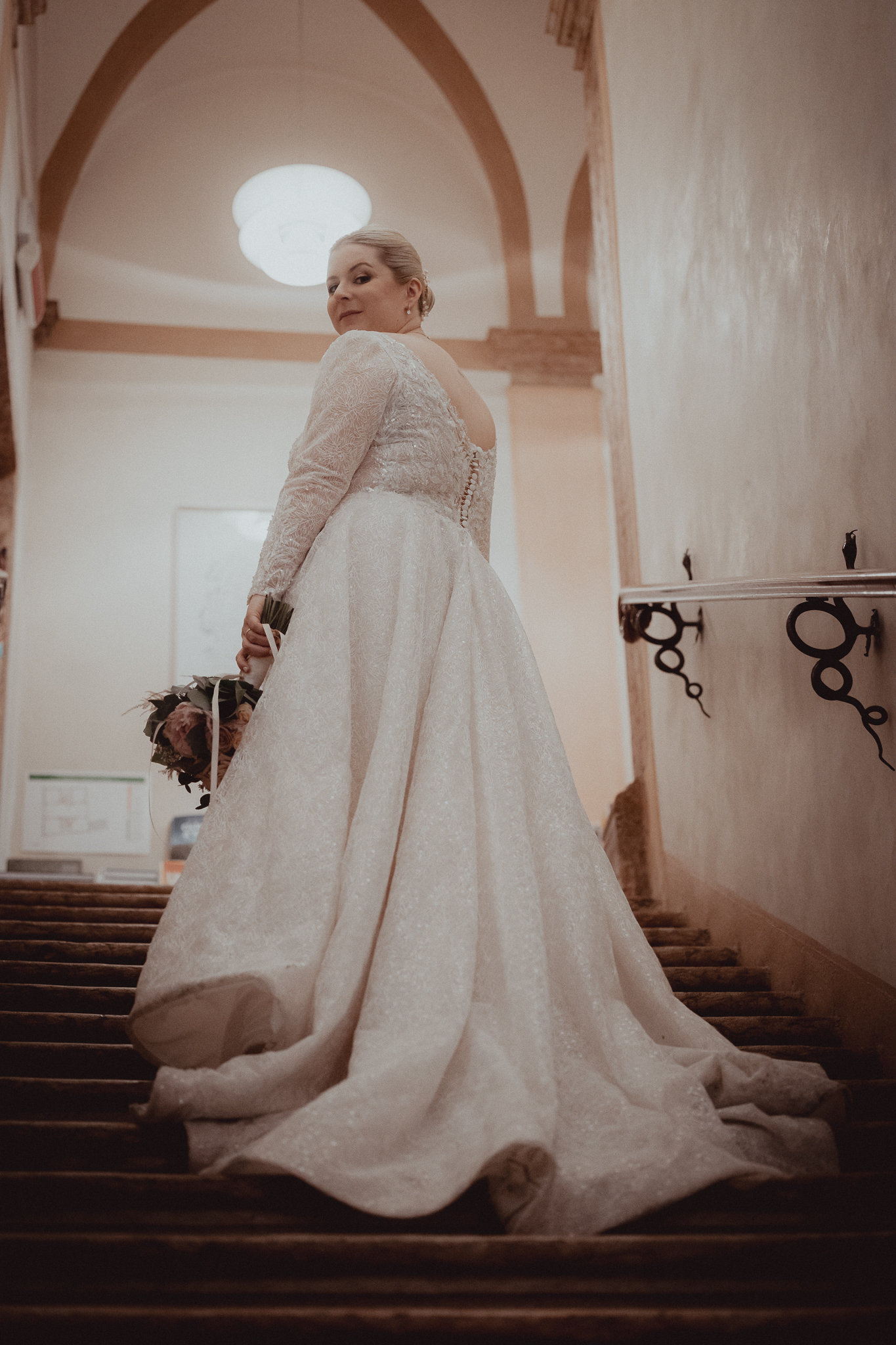 Edel sale le scale della Libreria Palazzo Roberti con il bouquet in mano