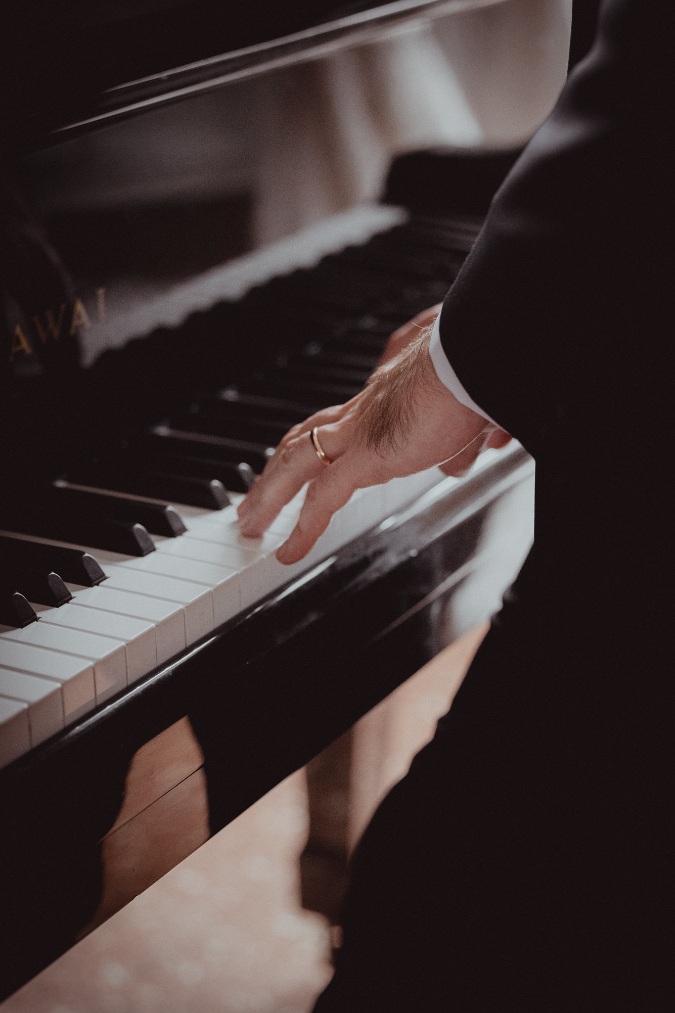Un bacio discreto in bianco e nero, vicino al pianoforte