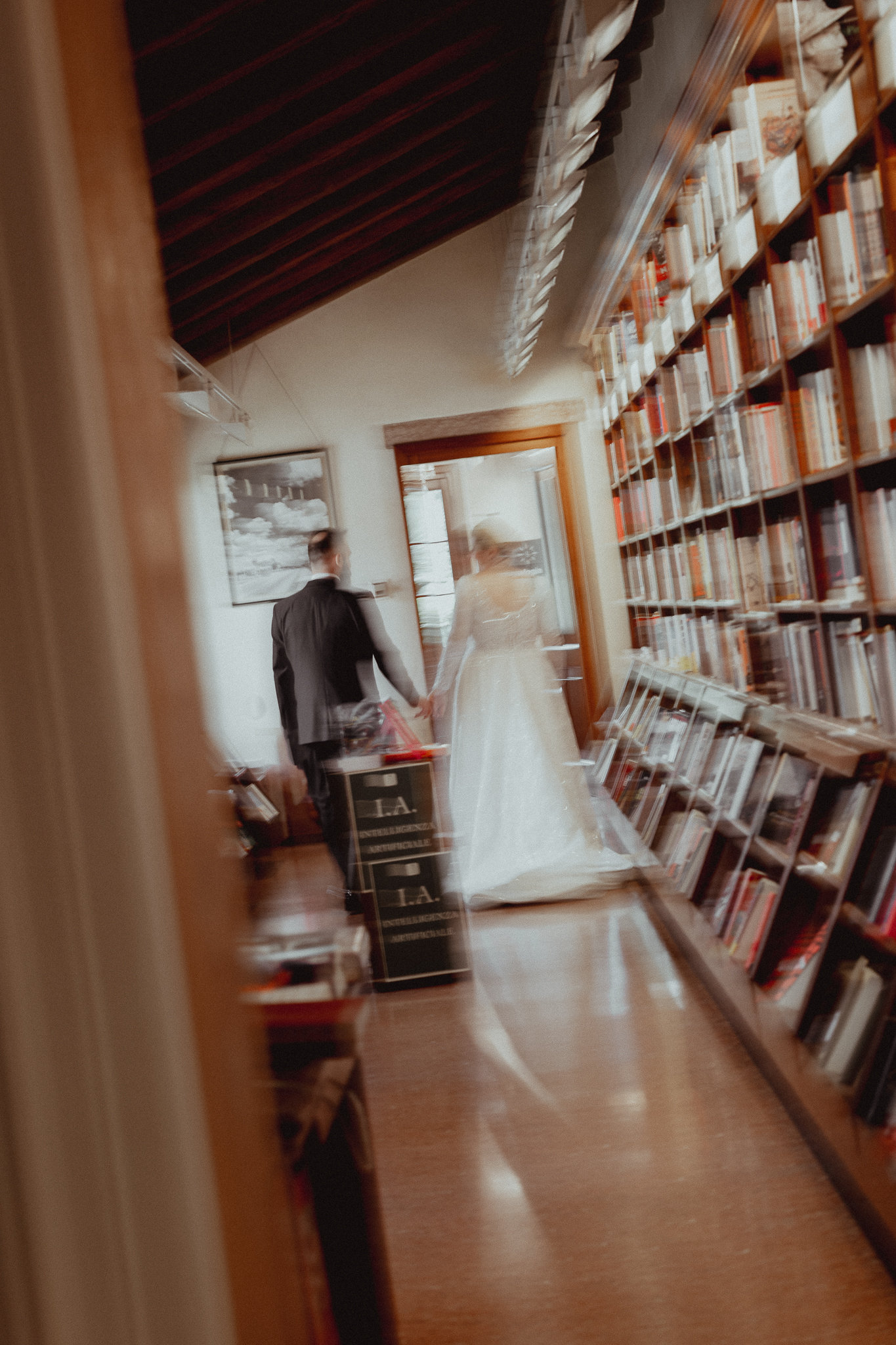 Gli sposi tra gli scaffali della Libreria Palazzo Roberti