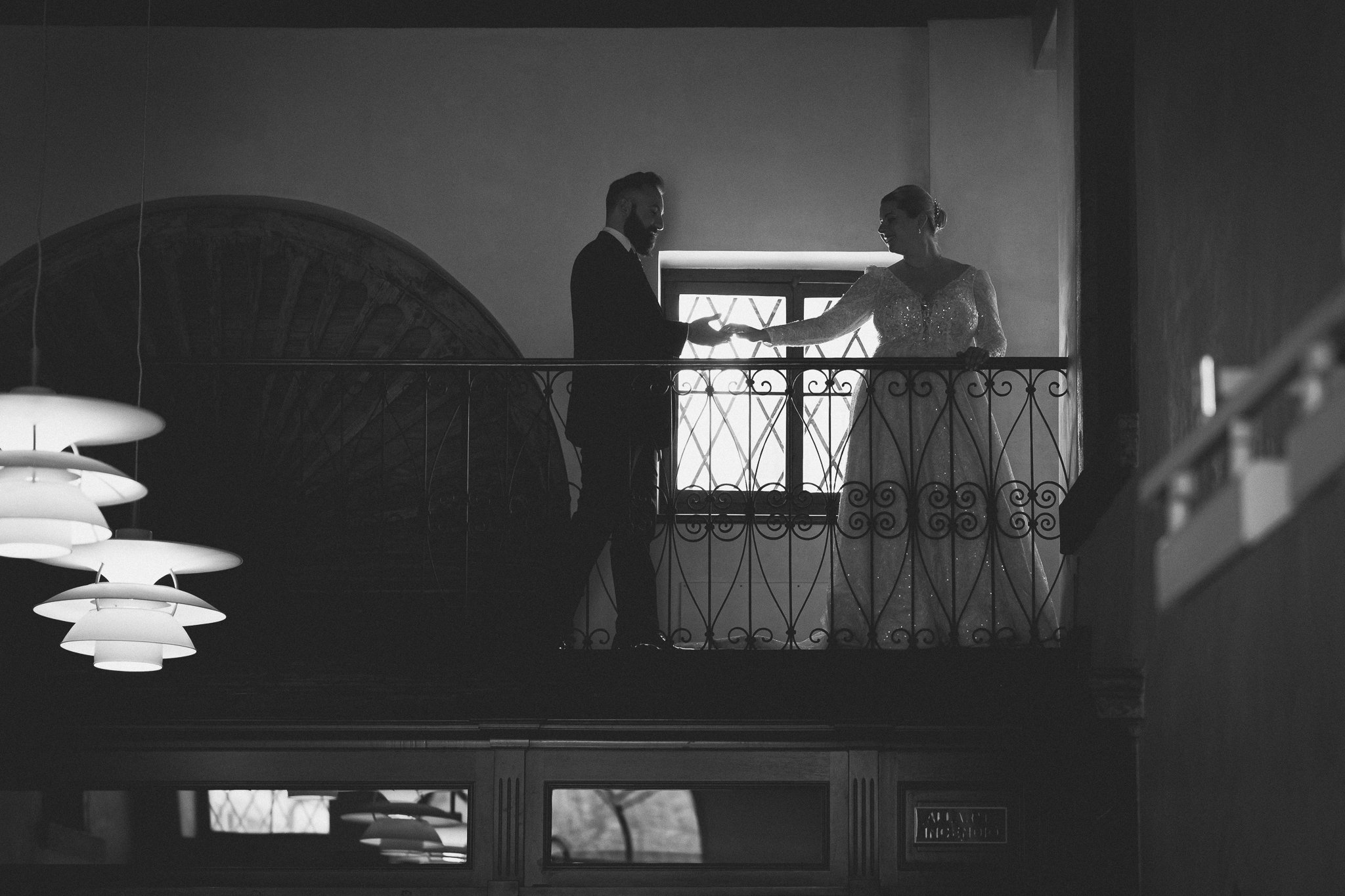 Edel affacciata alla balconata interna della libreria, tra i lampadari