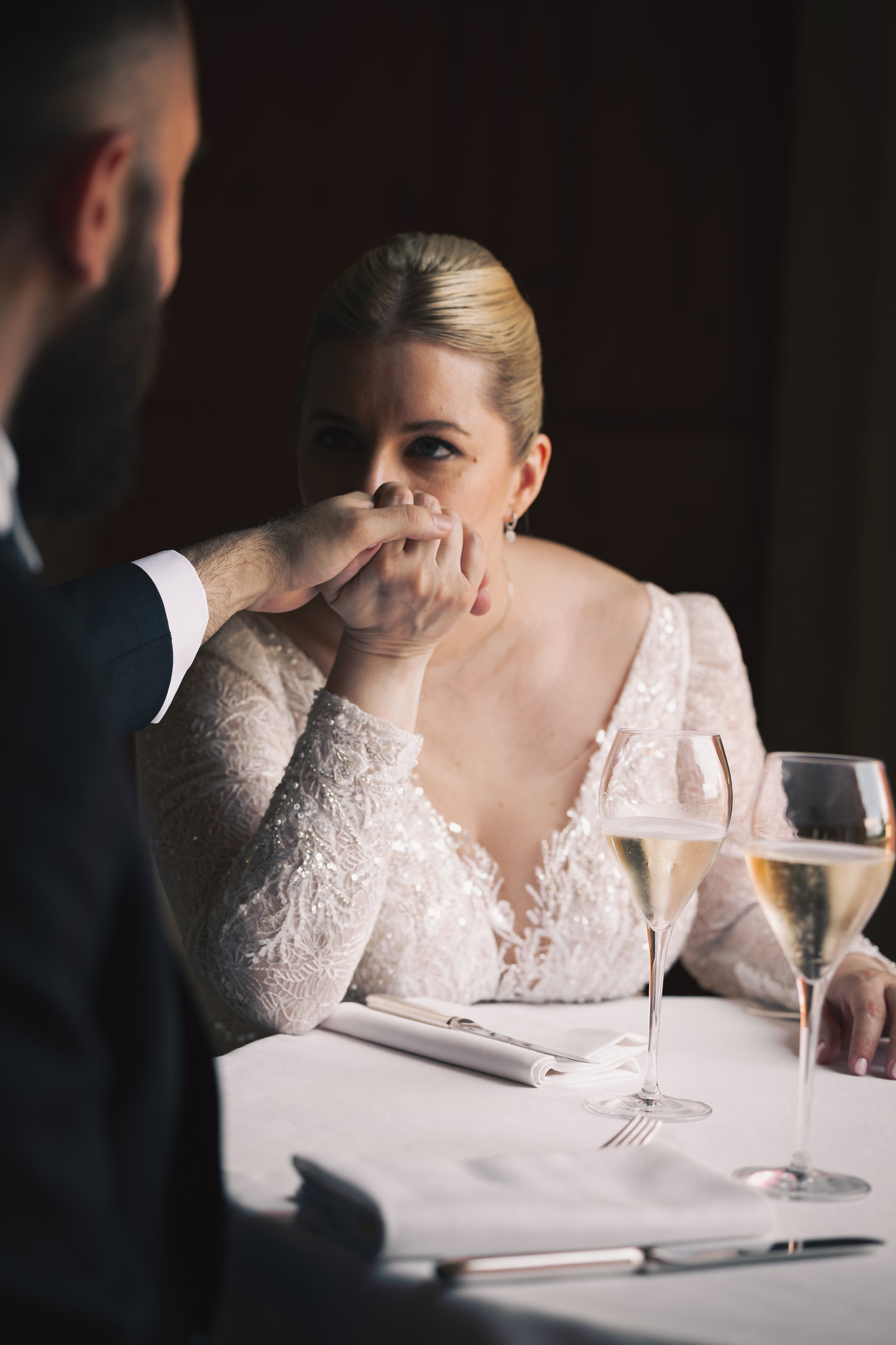 Edel sorseggia champagne, Salvatore accanto a lei