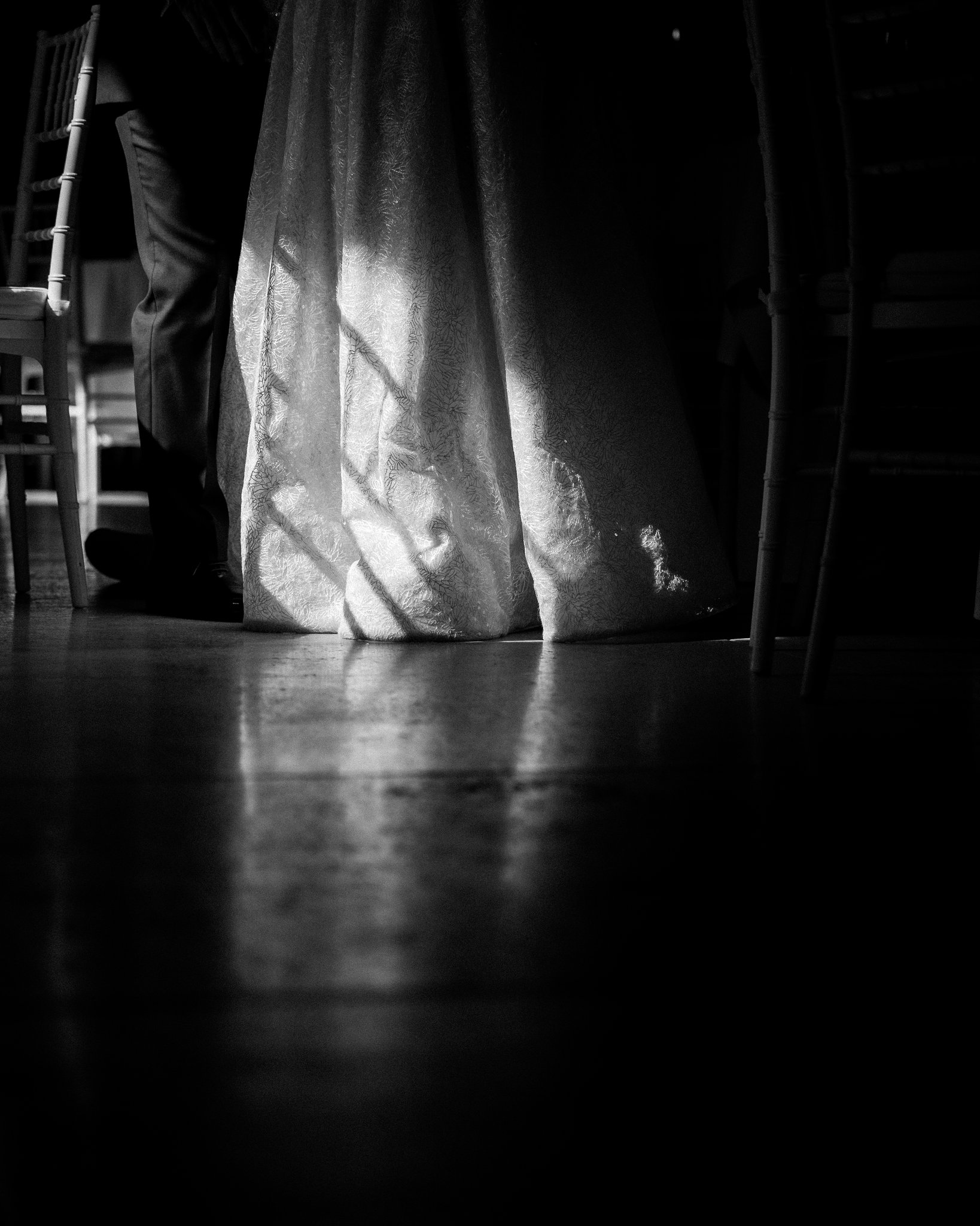 L'abito di Edel in movimento nella sala in penombra