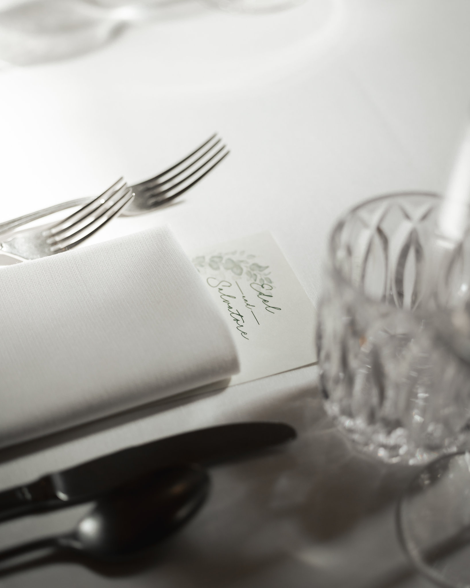 Dettaglio della mise en place, tovagliolo e segnaposto