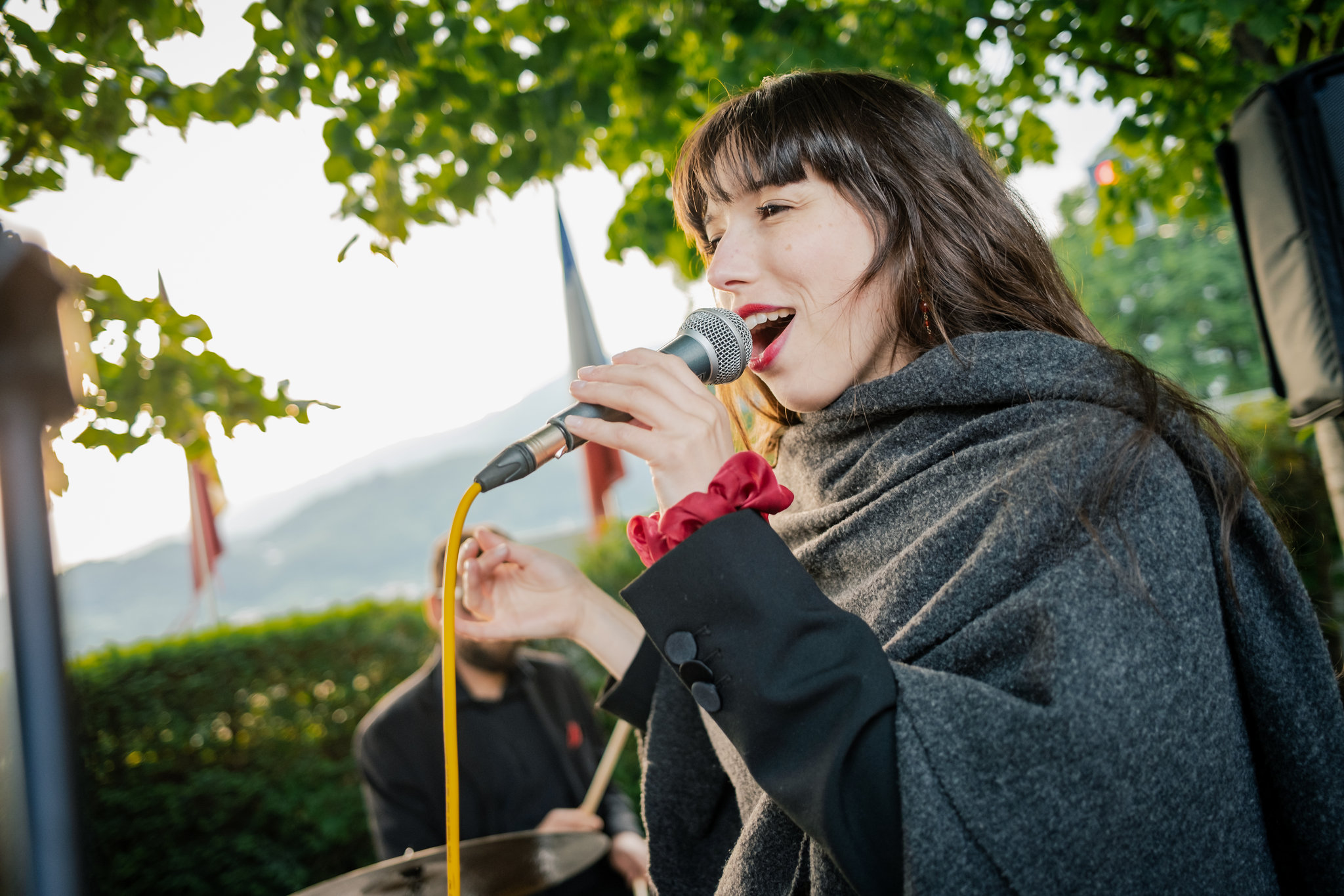 Una cantante si esibisce dal vivo nel parco della villa