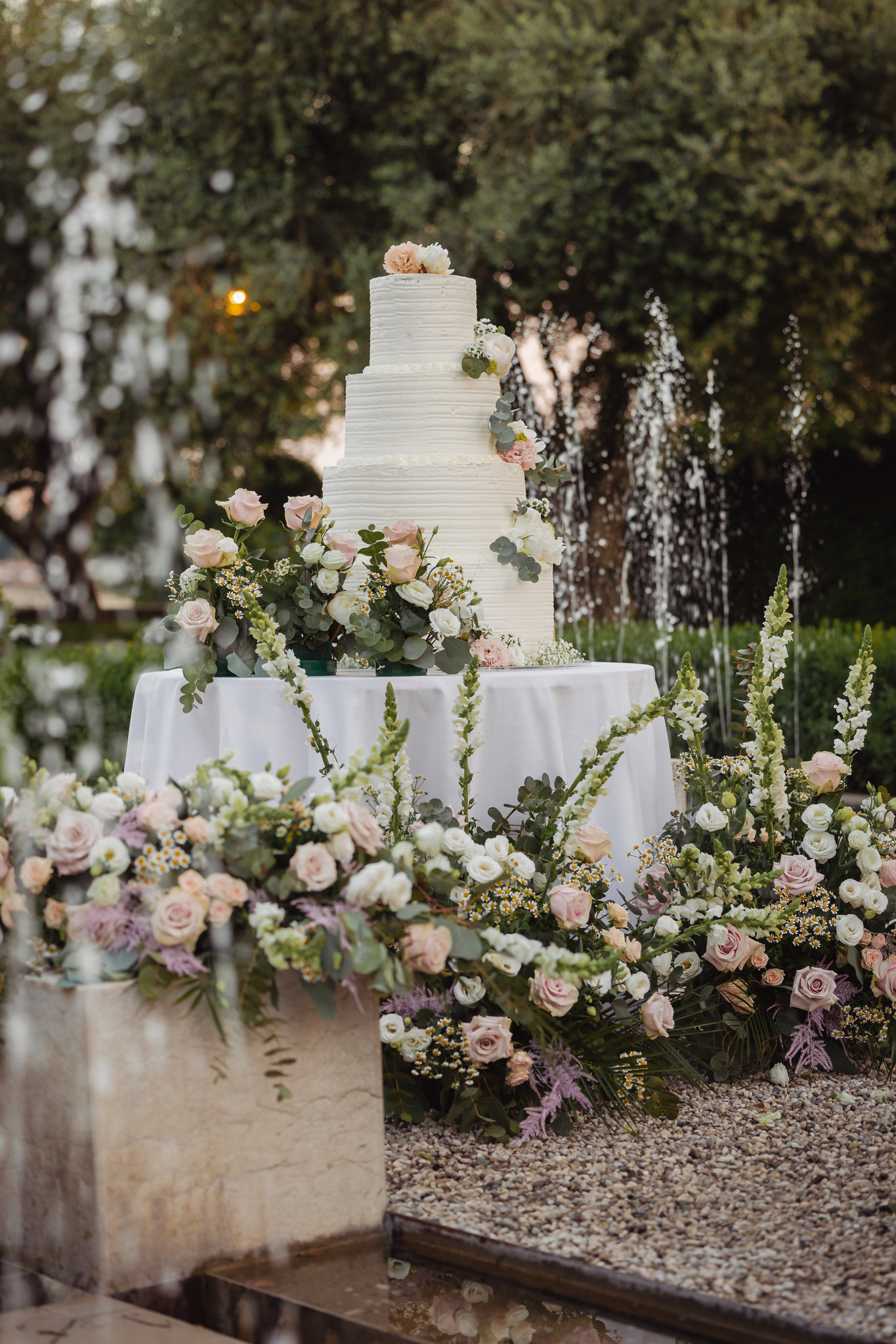 La torta nuziale a più piani, davanti alla fontana del giardino