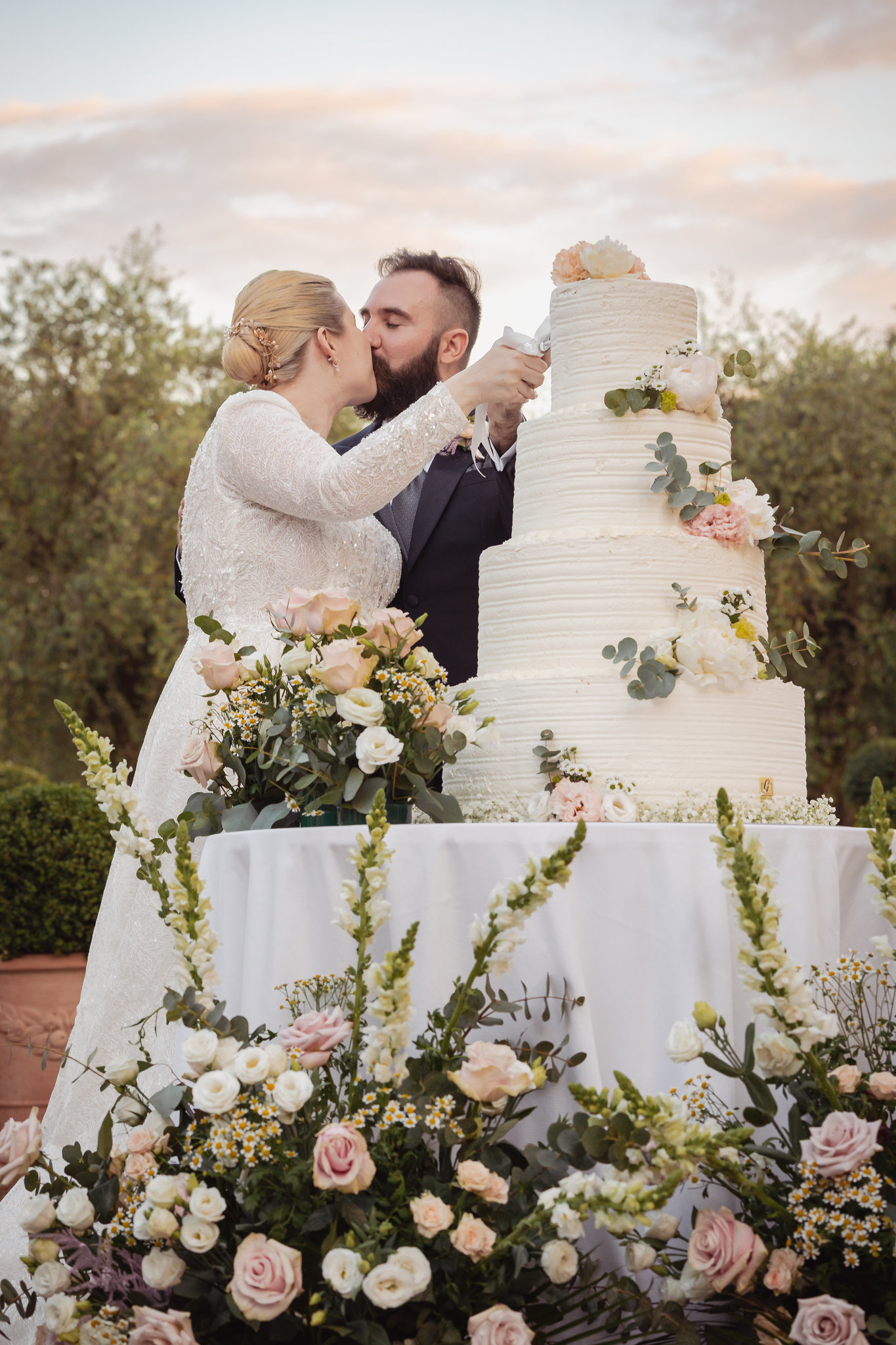 Edel e Salvatore tagliano insieme la torta nuziale al tramonto