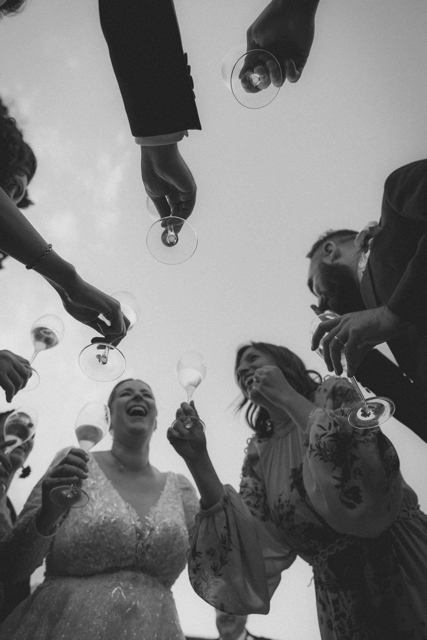 Il brindisi in bianco e nero, tra le mani degli invitati