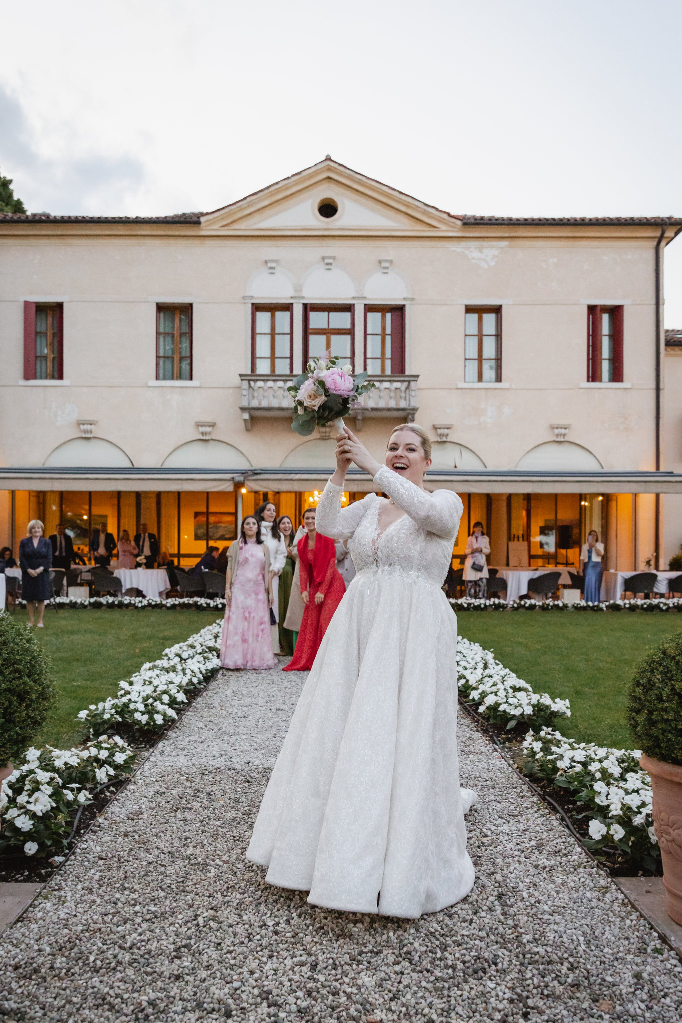 Edel lancia il bouquet nel parco di Villa Cà Sette