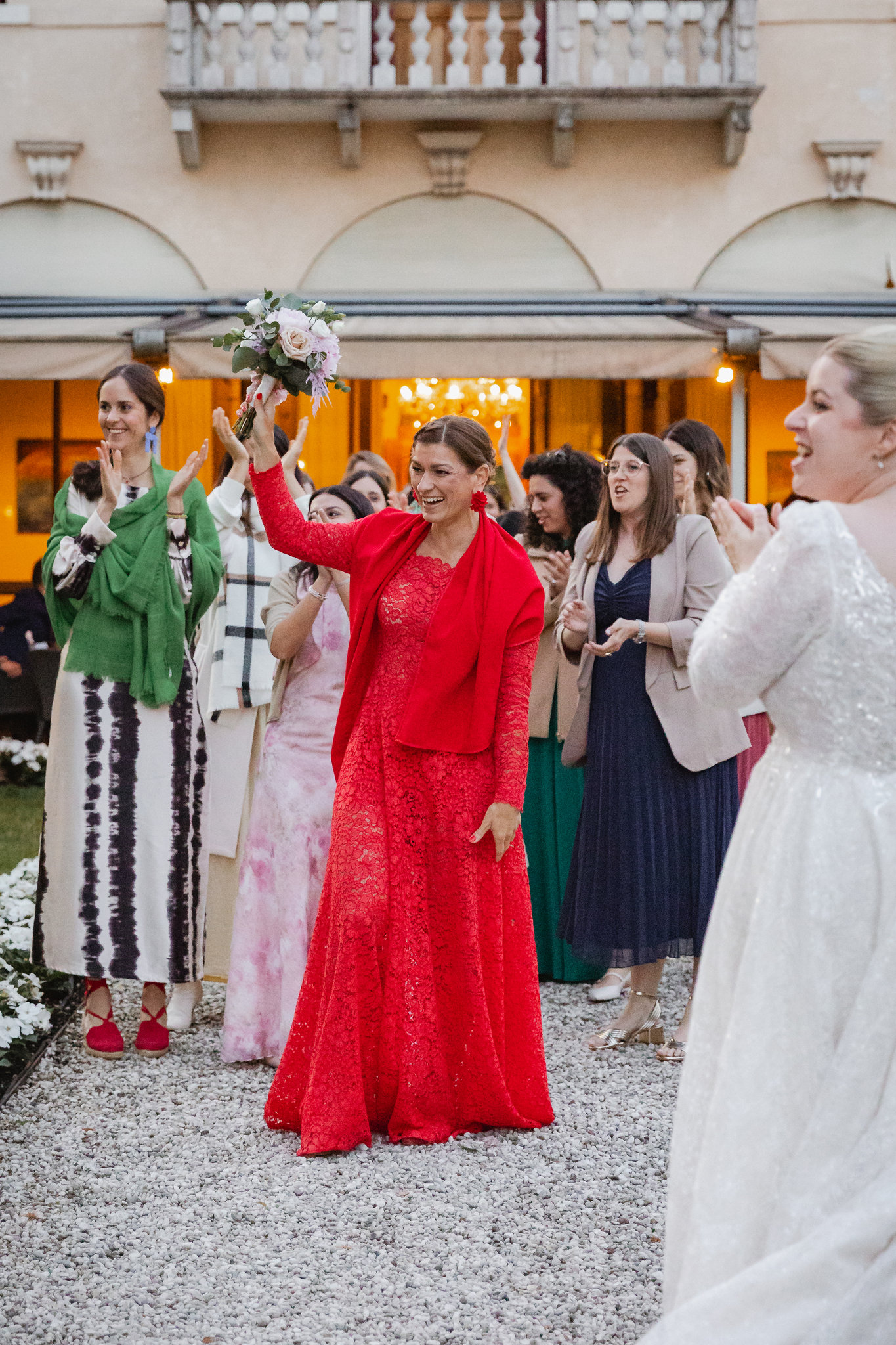 Le invitate saltano per prendere il bouquet al volo
