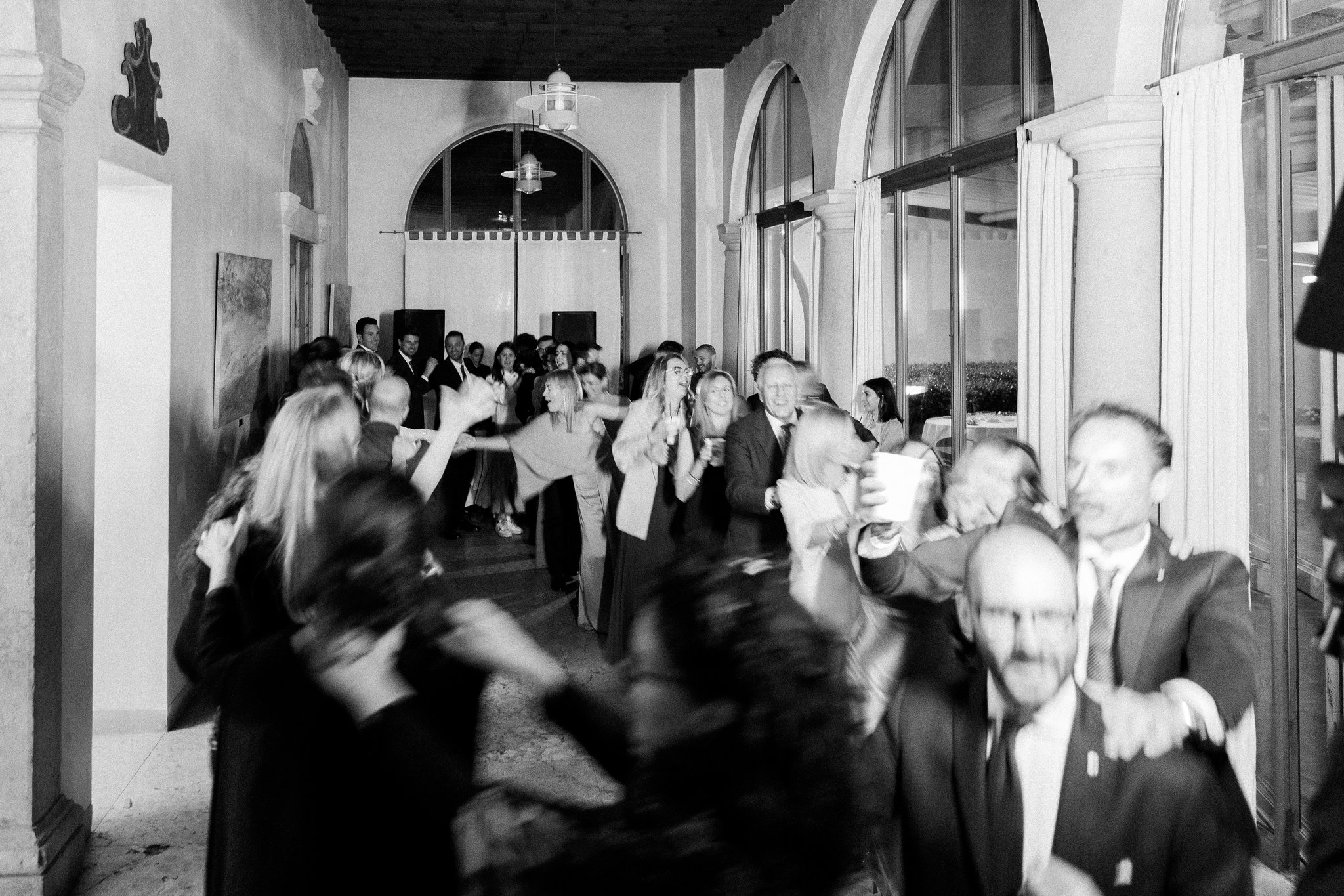 Gli invitati continuano a ballare, tra luci e movimento
