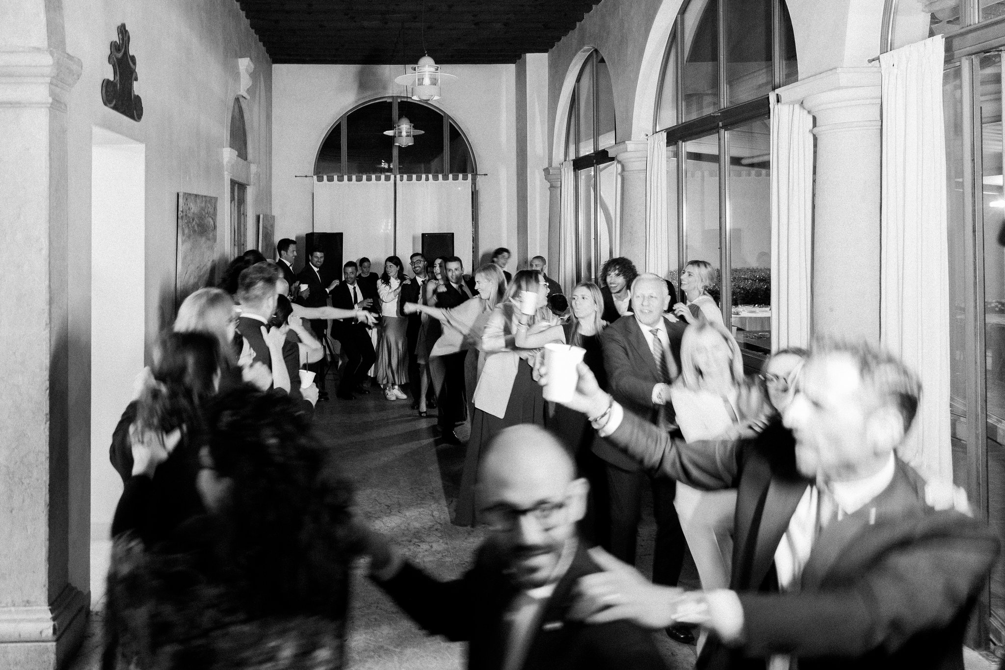 Ancora balli sotto il porticato, tra risate e musica