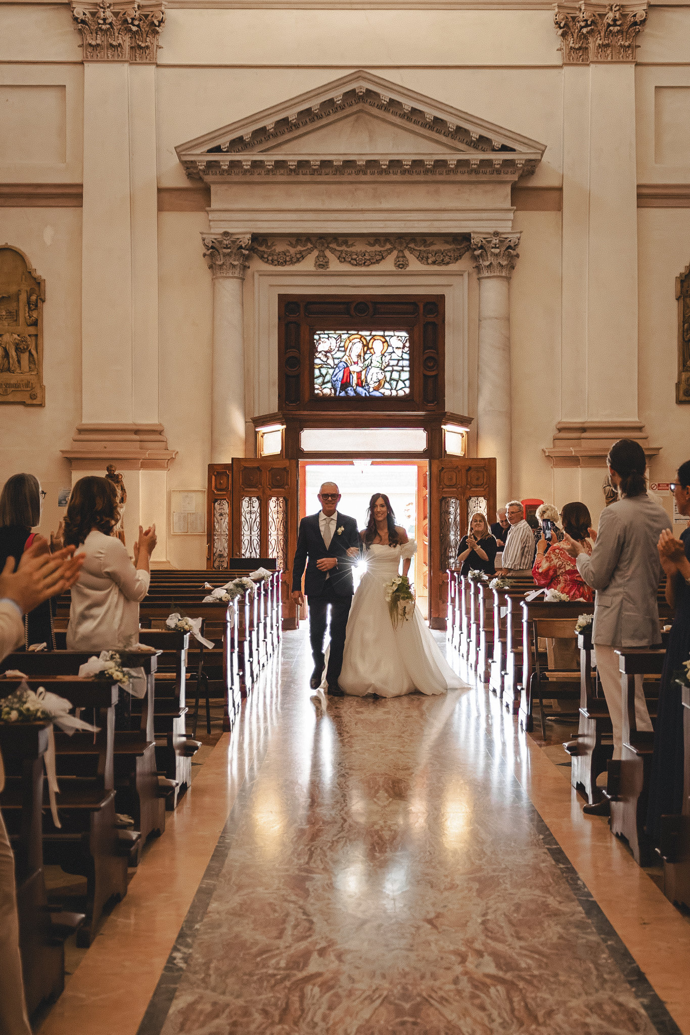 L'ingresso della sposa nella navata tra gli applausi degli invitati