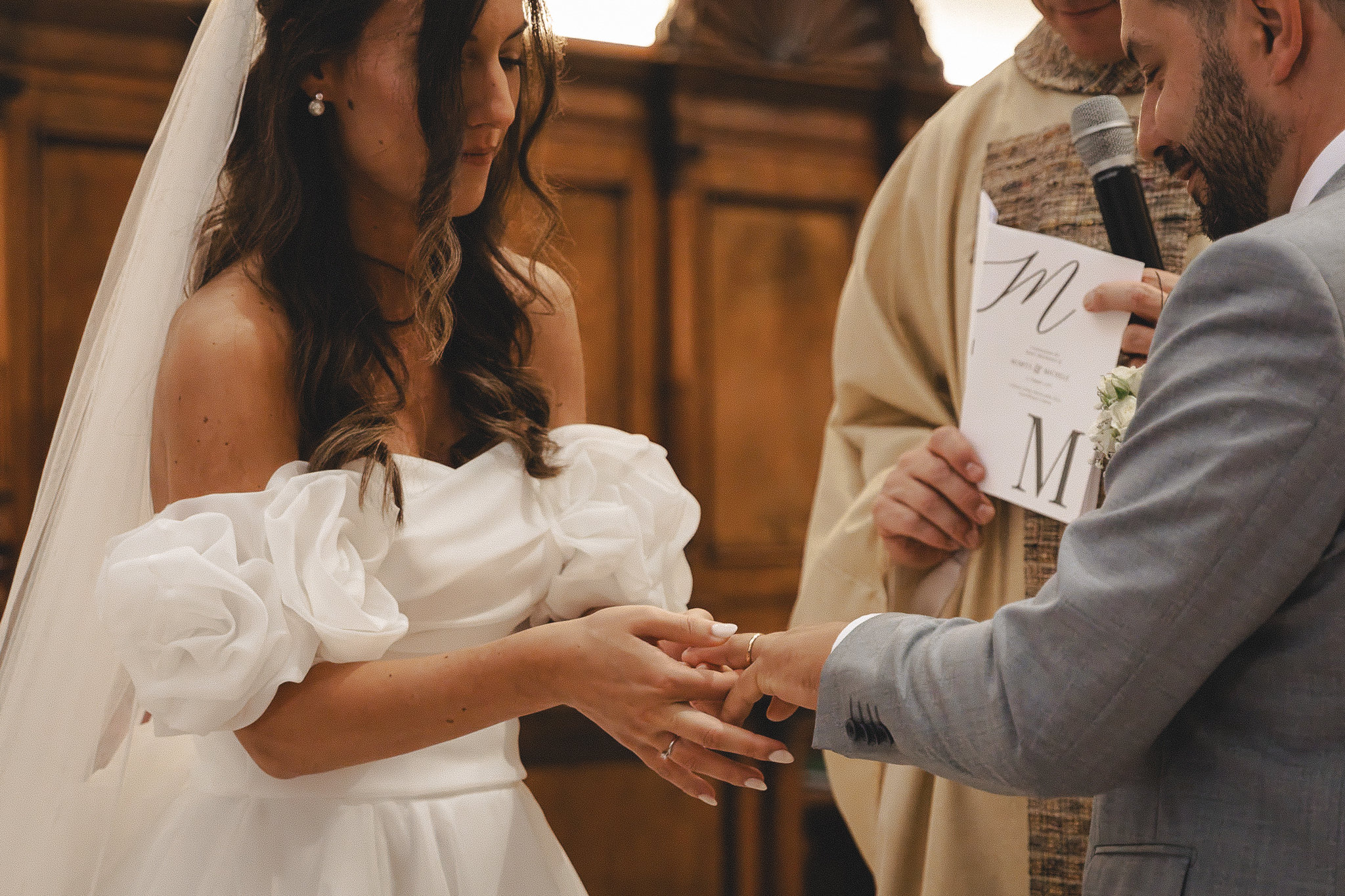 Lo scambio delle fedi durante il matrimonio a Castelfranco Veneto