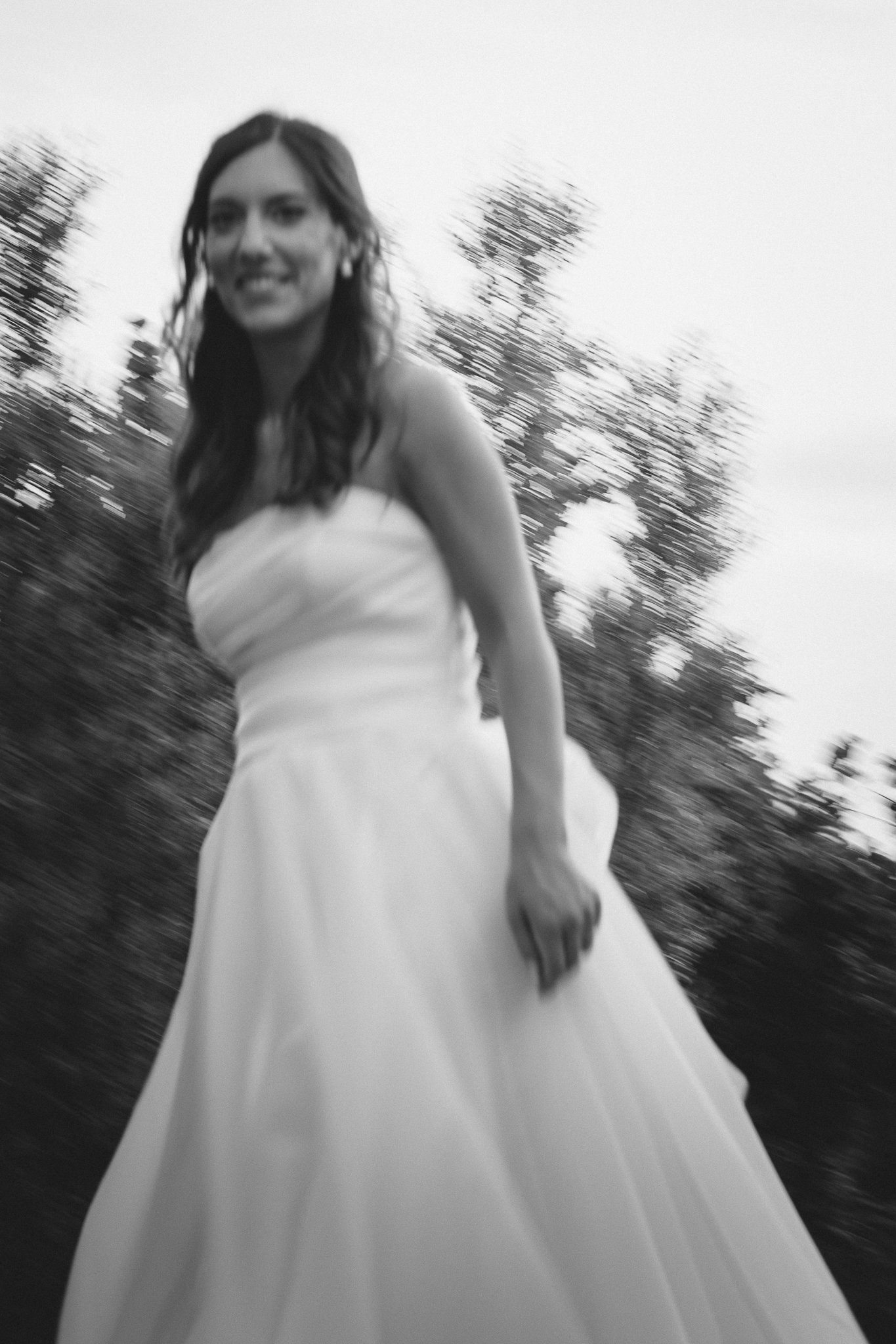 Ritratto ravvicinato della sposa che sorride, in bianco e nero