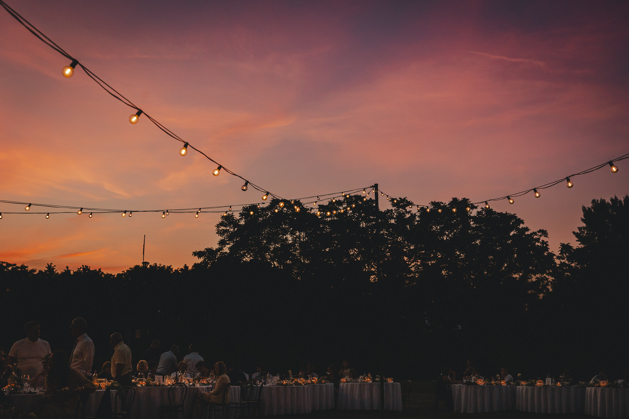 Il cielo rosa del tramonto sopra le luci del matrimonio a Castelfranco Veneto